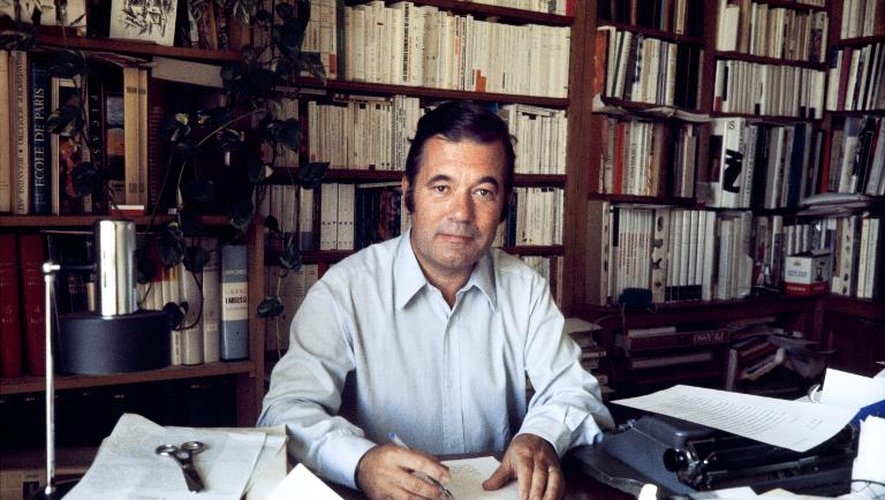 L'écrivain et historien d'art Pierre Daix à son bureau à Paris le 30 août 1973