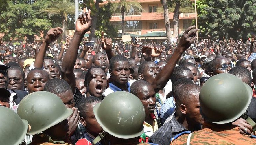 Des militaires burkinabè face aux manifestants devant le quartier général de l'armée à Ouagadougou le 31 octobre 2014