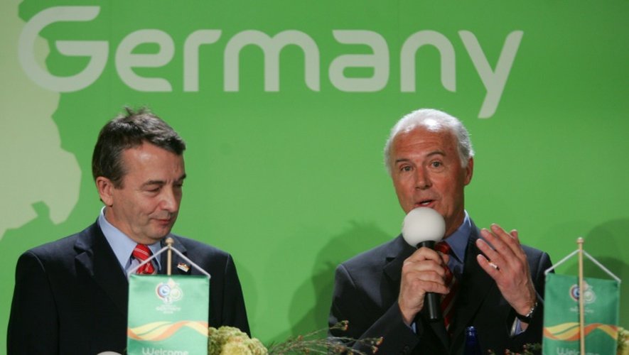 Franz Beckenbauer (d) président du comité d'organisation du Mondial-2006 et Wolfgang Niersbach, vice-président, le 1er février 2006 à Madrid