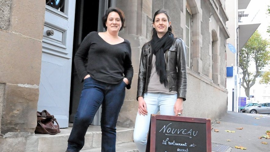 Julie Guillemin, salariée des Loco-Motivés, et Isabelle Sabin à Rodez devant le restaurant La maison de Cécile et Aimé.