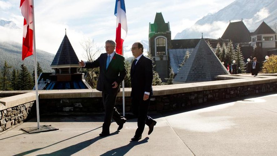 Le président français François Hollande (d) et le Premier ministre canadien Stephen Harper à Banff au Canada le 2 novembre 2014