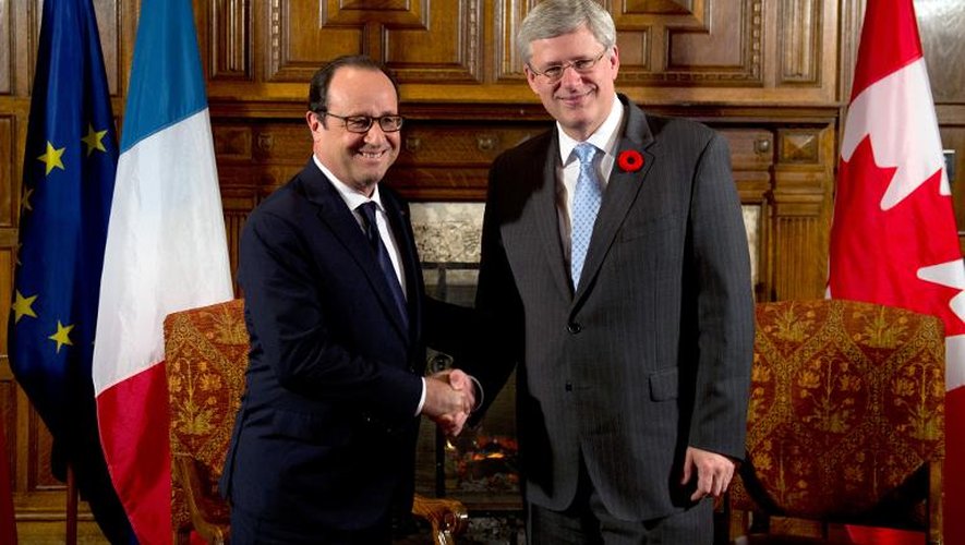 Le président français François Hollande (g) et le Premier ministre canadien Stephen Harper à Banff au Canada le 2 novembre 2014