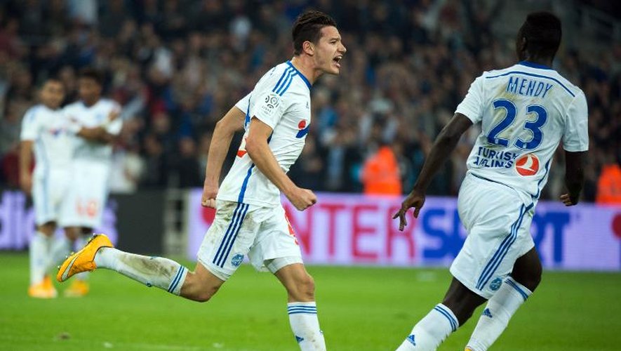 La joie du milieu de Marseille Florian Thauvin (g) après avoir marqué le 2e but de son équipe contre Lens, le 2 novembre 2014 au stade Vélodrome