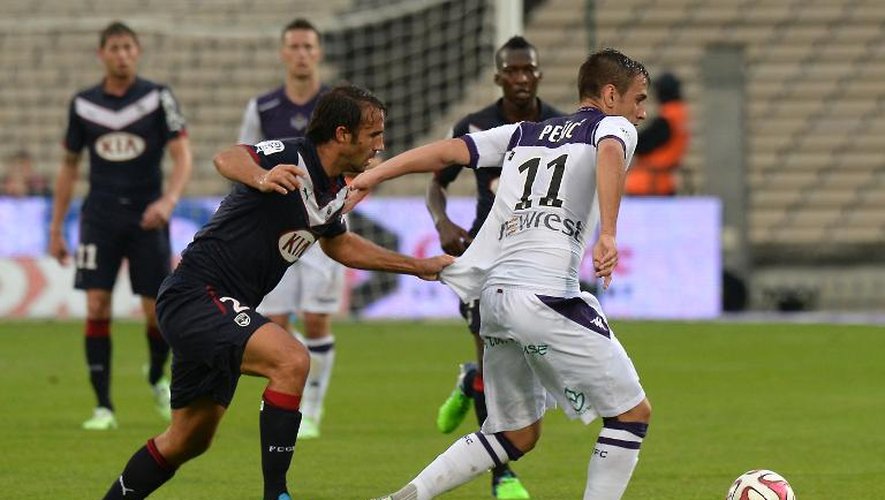 Le but du défenseur de Bordeaux Marc Planus (g) a placé son équipe sur de bons rails face à Toulouse, le 2 novembre 2014 au stade Chaban Delmas
