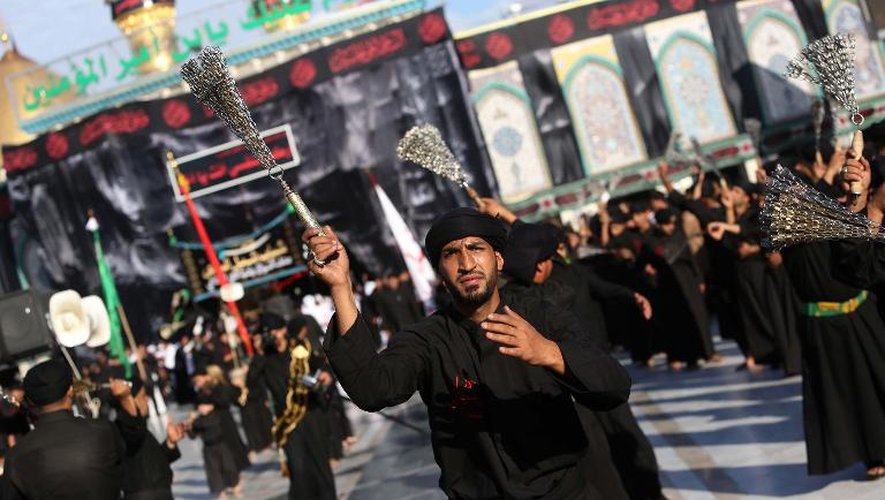 Des chiites irakiens se flagellent à l'occasion de l'Achoura, le 2 novembre 2014 à Bagdad