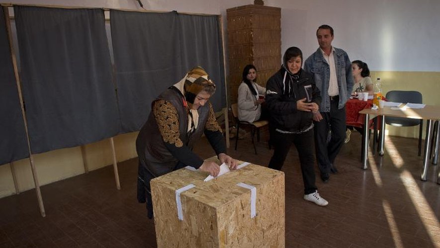 Bureau de vote dans le village de Comana, au premier tour de la présidentielle roumaine, le 2 novembre 2014