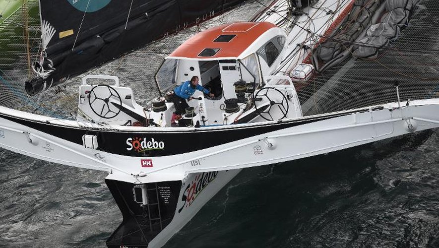 Thomas Coville à bord de son trimaran Sodebo Ultim' le 2 novembre 2014 au large de Saint-Malo