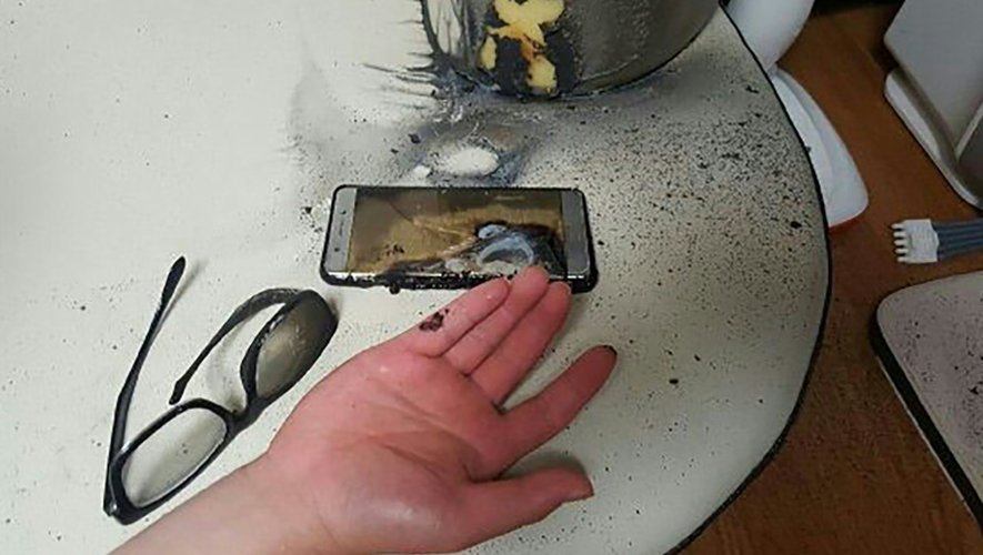Photo prise par la police de Gwangju Bukbu  en Corée du sud montrant l'explosion d'une batterie du smartphone Samsung Galaxy Note 7, le 13 septembre 2016