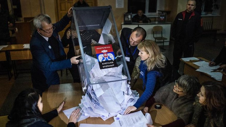 Le dépouillement des votes à Donetsk, le 2 novembre 2014, à la fin du scrutin organisé dans les républiques autoproclamées en Ukraine