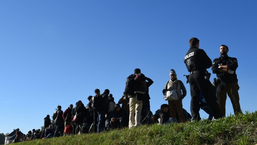 Des migrants attendent de traverser la frontière entre l'Allemagne et l'Autriche à Simbach, le 2 novembre 2015