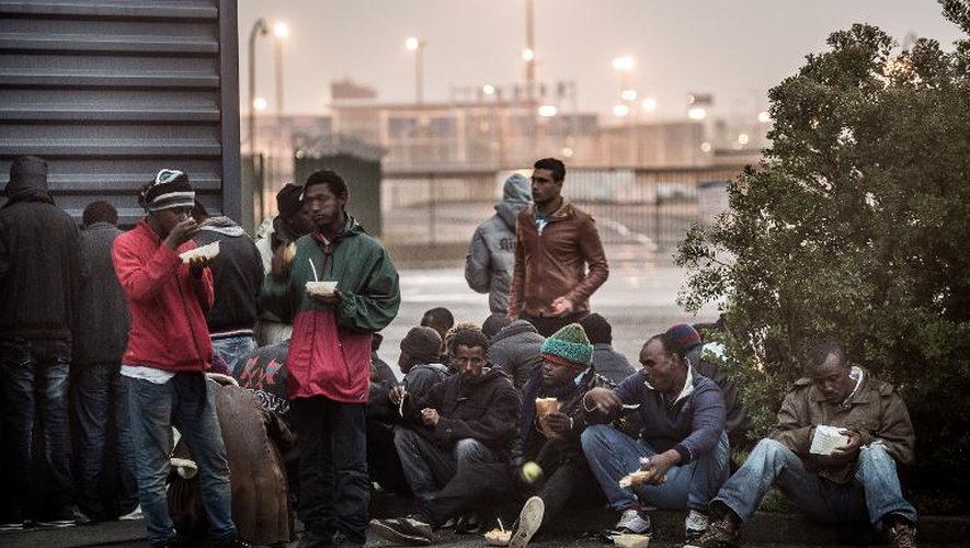 Des migrants ravitaillés par des organisations humanitaires le 29 octobre 2014 à Calais