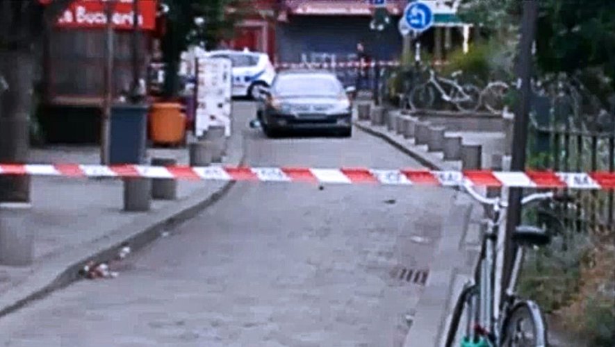 La voiture sans immatriculation dans laquelle ont été retrouvées des bonbonnes de gaz sans détonnateur, le 4 septembre 2016 à proximité de Notre Dame à Paris