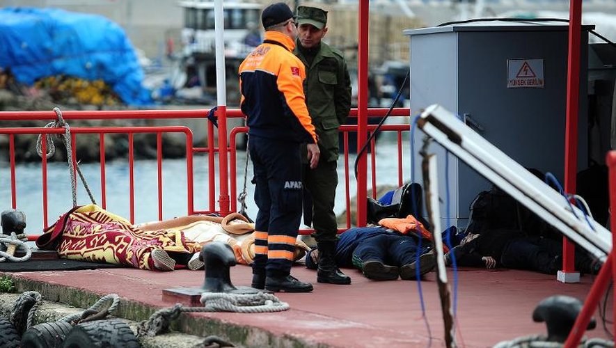 Des secouristes turcs à côté des corps de migrants morts noyés dans le détroit du Bosphore, sur un quai d'Istanbul le 3 novembre 2014