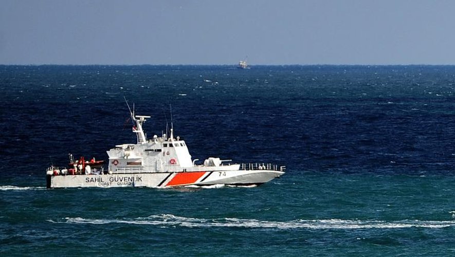 Une navette des garde-côtes turcs cherchent des survivants après le naufrage d'une embarcation remplie de migrants, le 3 novembre 2014 dans le détroit du Bosphore