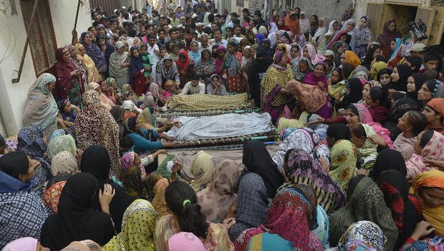 Des familles pleurent le 3 novembre 2014 à Lahore, lors des funérailles de victimes de l'attentat survenu la veille à Wagah