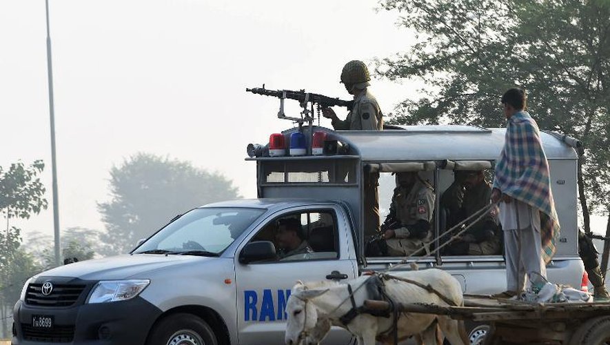 Des soldats pakistanais patrouillent à Wagah, à la frontière avec l'Inde, le 3 novembre 2014, au lendemain d'un attentat meurtrier