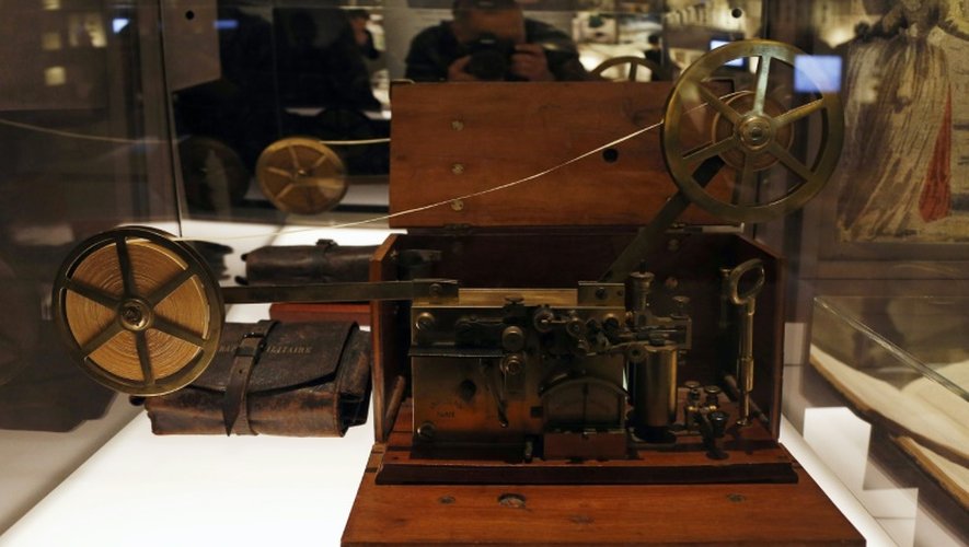 Un télégraphe électrique créé par Samuel Morse en 1837 exposé aux Archives nationales le 3 novembre 2015