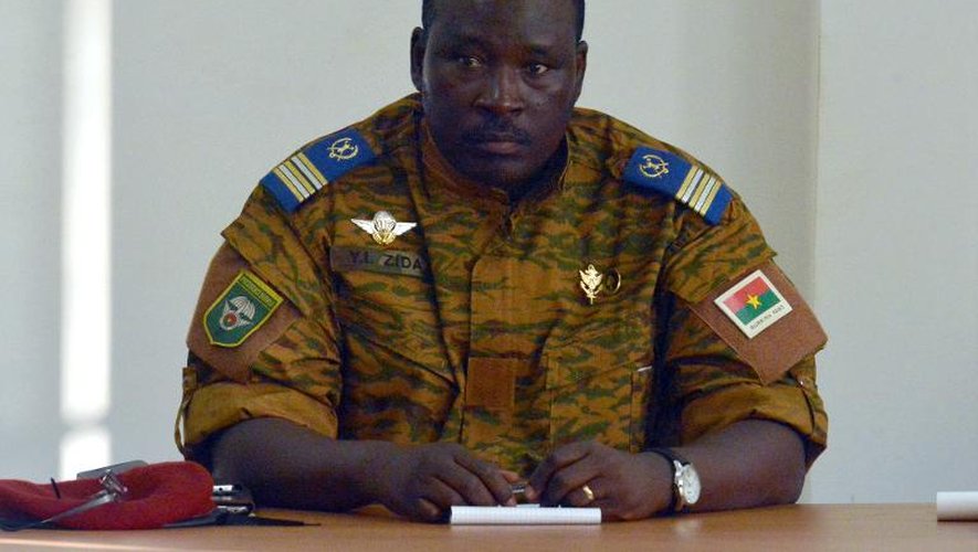 Le lieutenant-colonel Isaac Zida lors d'une rencontre avec l'opposition à Ouagadougou, le 2 novembre 2014