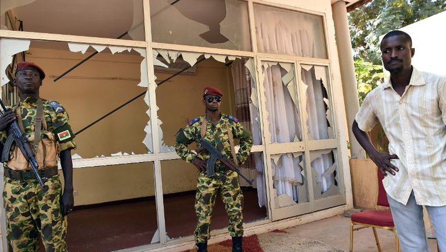 Des soldats burkinabè devant l'entrée de la radio-télévision nationale à Ouagadougou le 2 novembre 2014