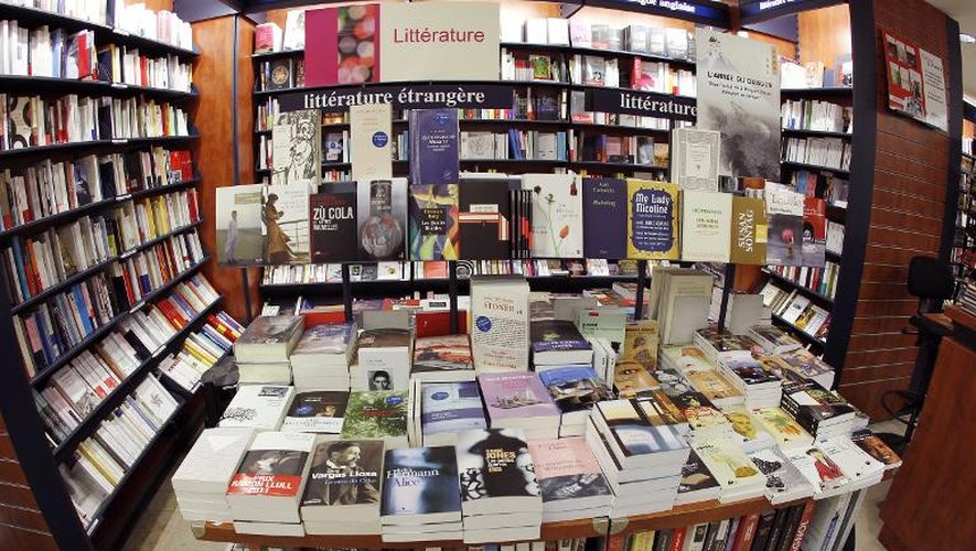 Les rayons d'une librairie parisienne