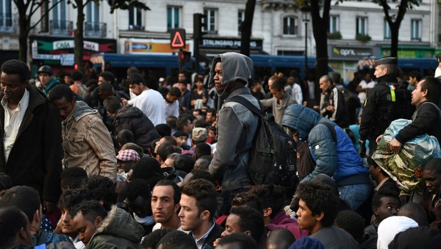 Des migrants évacués de leur campement entre les stations de métro Jaurès et Stalingrad le 16 septembre 2016 à Paris