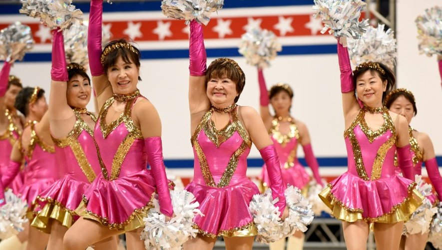 Fumie Takino au milieu des ses pom-pom girls lors d'un spectacle le 26 mars 2016 à Chiba au Japon