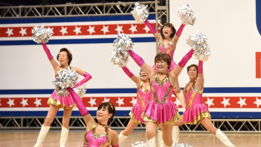 Fumie Takino et ses pom-pom girls lors d'un spectacle le 26 mars 2016 à Chiba au Japon