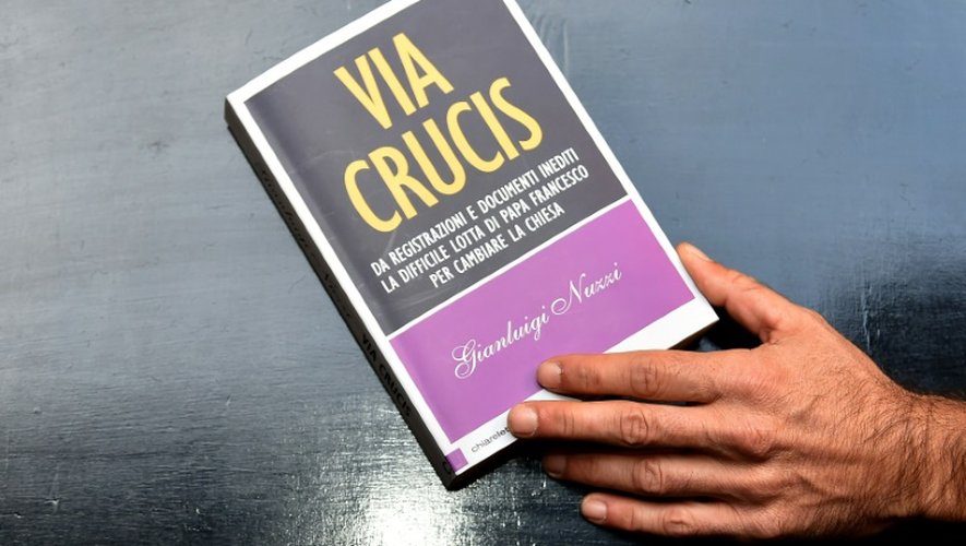 Le livre "Via crucis" est présenté à la presse à Rome le 2 novembre 2015