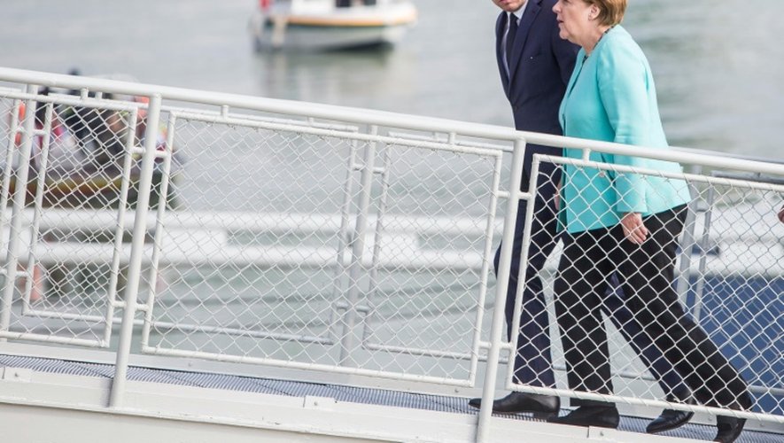 La chancelière allemande Angela Merkel et son homologue slovaque, montent à bord  d'un bateau de croisière à Bratislava, le 16 septembre 2016