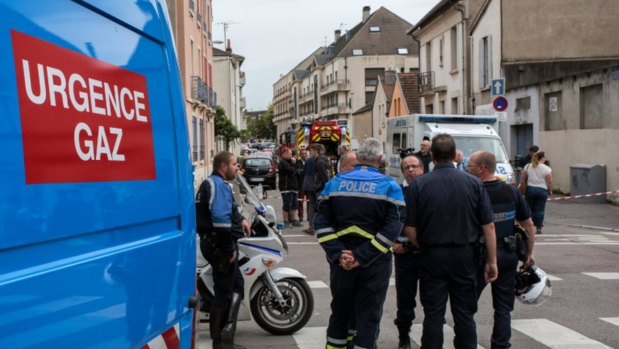 Des policiers à proximité de la rue où une explosion probablement due au gaz, a soufflé un immeuble, à Dijon, le 16 septembre 2016