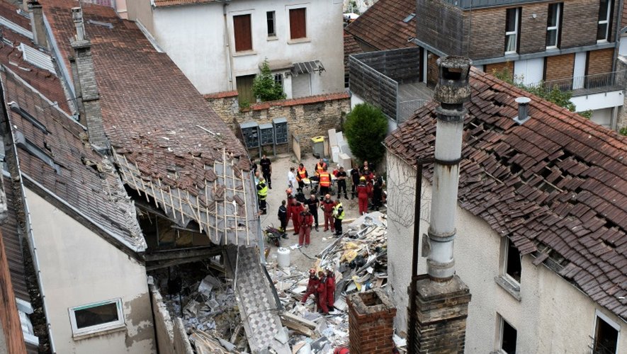 Des équipes de secours après une explosion au gaz dans un immeuble, le 16 septembre 2016 à Dijon