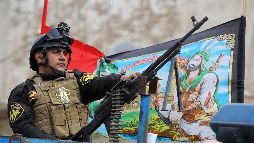 Un membre des forces spéciales irakiennes surveille les célébrations de l'Achoura à Bagdad, le 3 novembre 2014