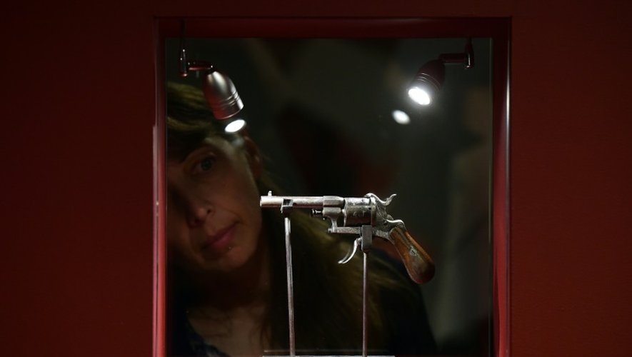 Le pistolet de Paul Verlaine de modèle "Lefaucheux" exposé au musée des Beaux Arts de Mons en Belgique, le 27 octobre 2015