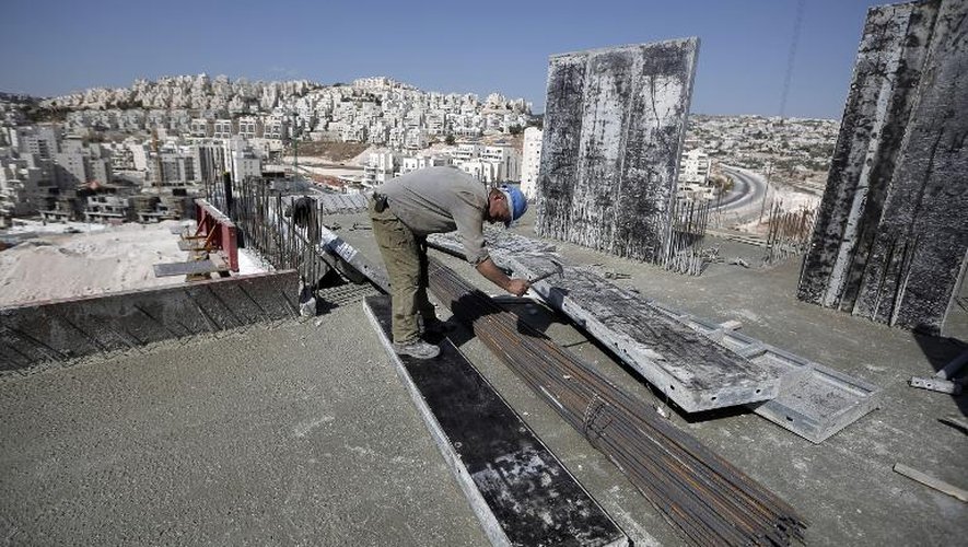 Un palestinien sur un chantier dans les colonies israéliennes de Har Homa à Jérusalem-Est, le 29 octobre 2014
