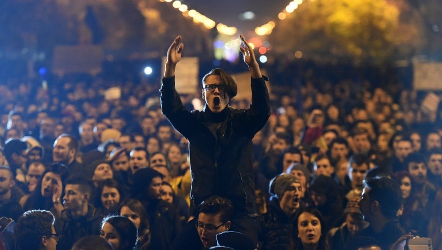 Des Roumains manifestent contre la classe politique à Bucarest le 4 novembre 2015