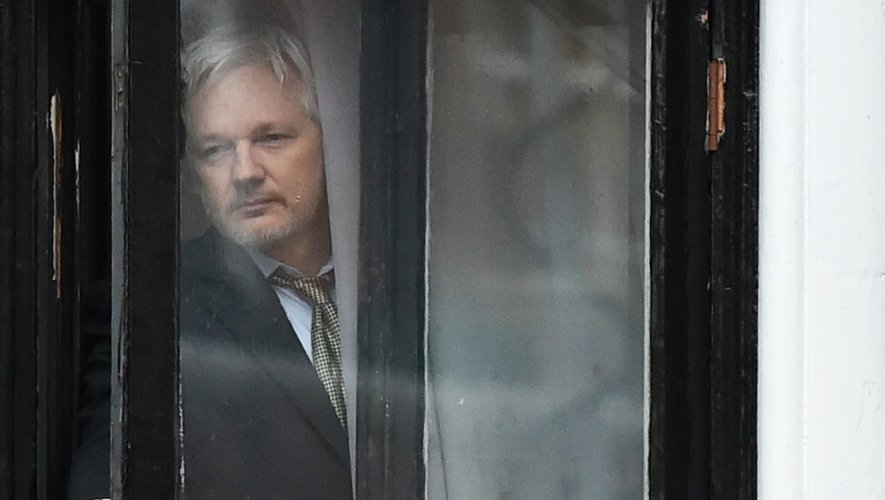 Julian Assange au balcon de l'ambassade d'Equateur le 5 février 2016 à Londres