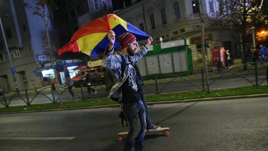 Des jeunes roumains manifestent contre la classe politique à Bucarest le 4 novembre 2015