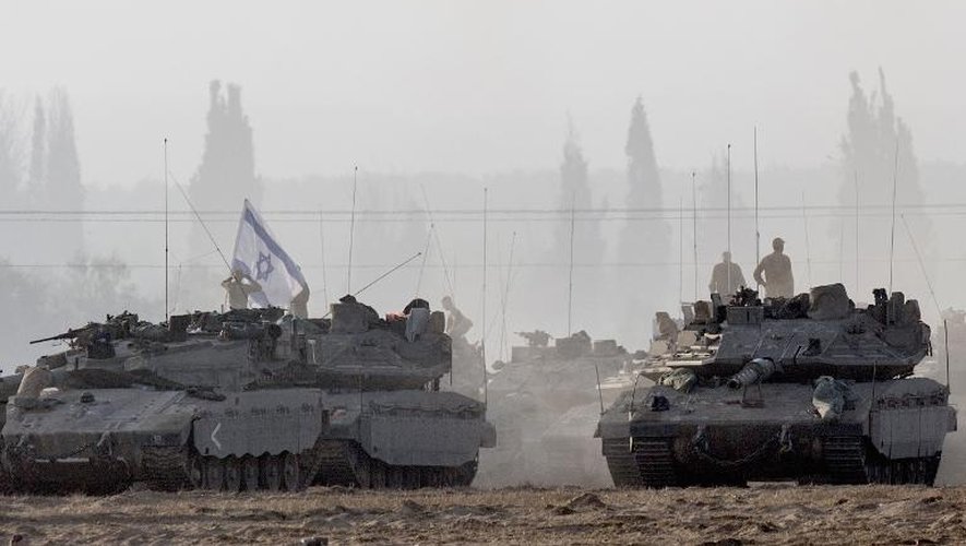 Des chars d'assaut Merkava de l'armée israélienne près de la frontière avec la bande de Gaza le 8 juillet 2014