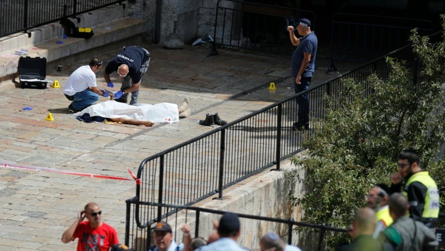 Des policiers israéliens relèvent les empruntes digitales du palestinien abattu après avoir tenté de poignarder une militaire à Jérusalem, le 16 septembre 2016