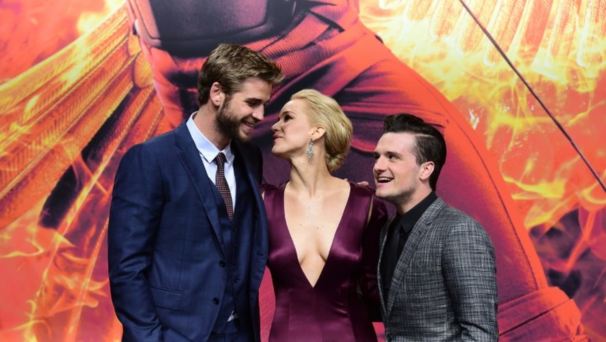 (g-d) Les acteurs Liam Hemsworth, Jennifer Lawrence et Josh Hutcherson lors de l'avant-première du dernier opus de Hunger Games à Berlin le 4 novembre 2014