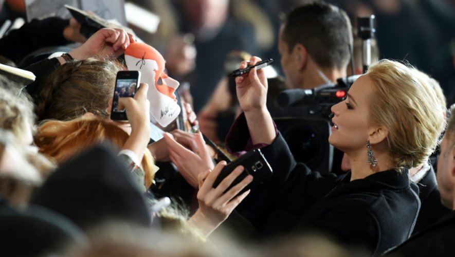 L'actrice Jennifer Lawrence signe des autographes à l'avant-première mondiale du dernier opus de Hunger Games à Berlin le 4 novembre 2015