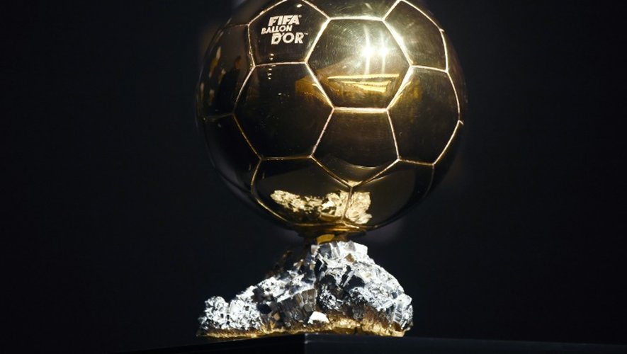 Le trophée du Ballon d'Or 2015, décerné le 11 janvier 2016 à Zurich