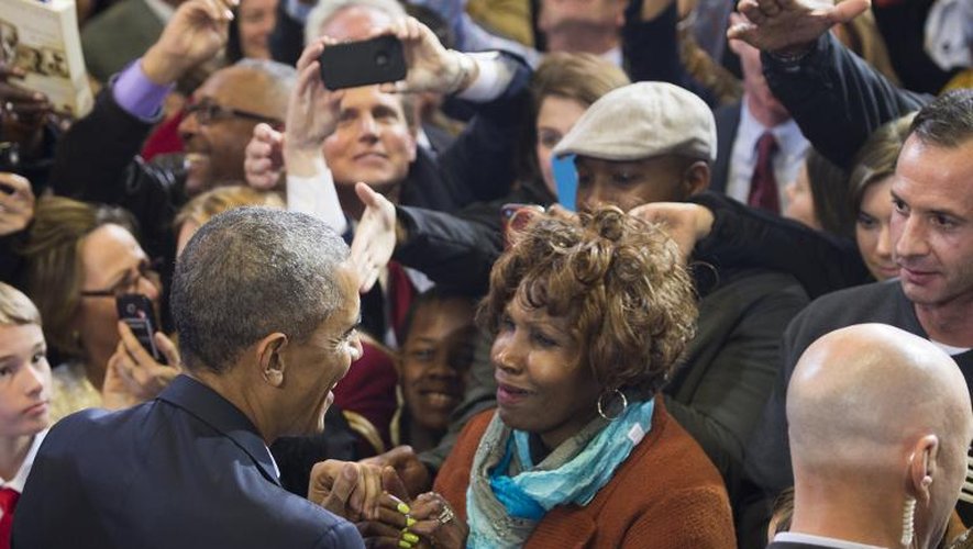 Le président Barack Obama entouré de ses partisans lors d'un meeting électoral le 2 novembre 2014 à Bridgeport dans le Connecticut