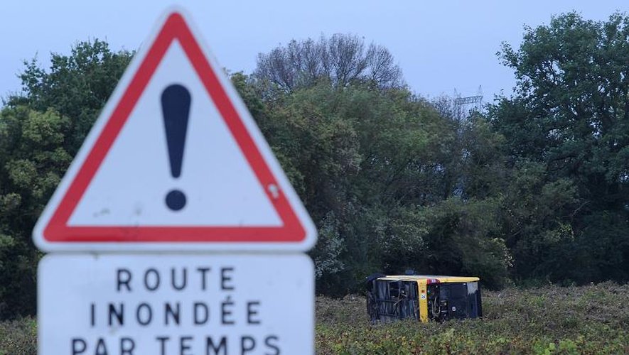 Un bus renversé dans les vignes, le 11 octobre 2014 à Uzès, dans le Gard
