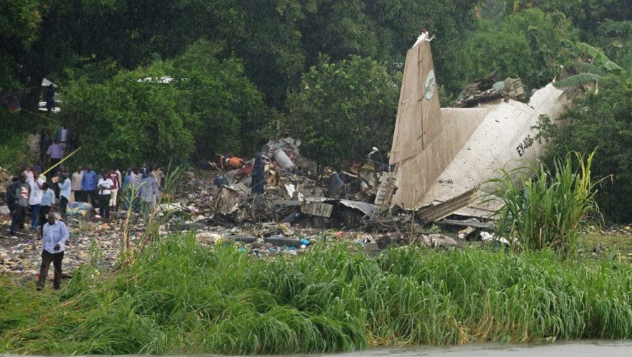 Une photo du site où au moins 27 personnes ont été tuées le 3 novembre 2015 à Juba, capitale du Soudan du Sud, dans l'accident d'un avion-cargo qui s'est écrasé au décollage sur une zone de hameaux agricoles