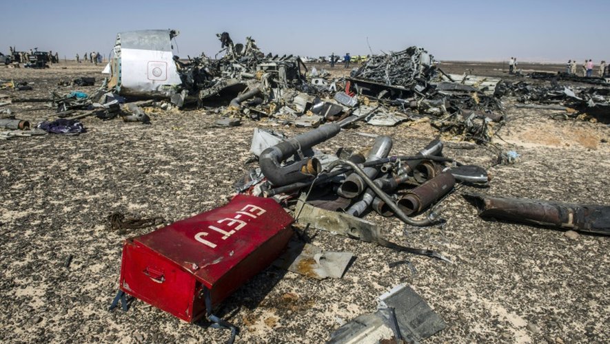 Des débris de l'avion russe jonchent le sol le 1er novembre 2015 après son crash dans le désert du Sinaï