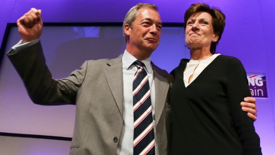 Diane James, nouvelle dirigeante du parti anti-immigration Ukip et son prédécesseur Nigel Farage, le 16 septembre 2016 à Bournemouth en Angleterre