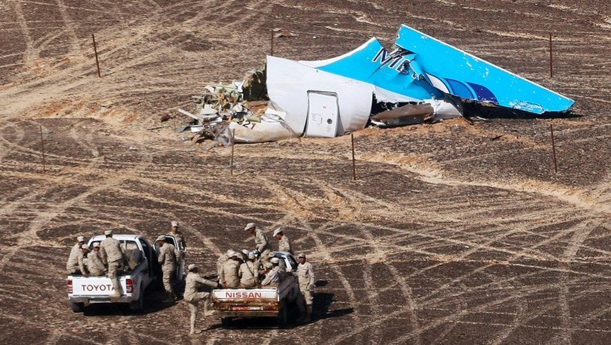 Une photo diffusée le 3 novembre 2015 par le ministère russe des Situations d'urgence montre les débris de l'avion russe A321 dans une région montagneuse du Sinaï en Egypte, le 1er novembre 2015
