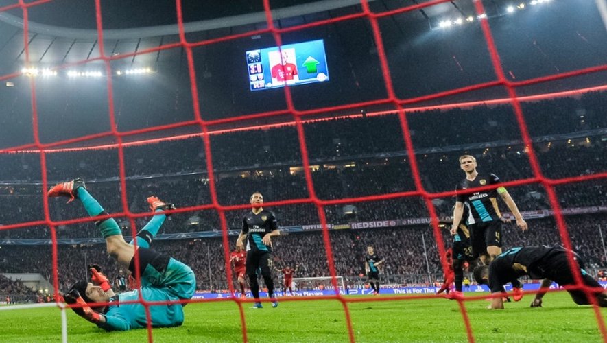 Le gardien d'Arsenal Petr Cech (g) encaisse son quatrième but de la soirée face au Bayern Munich en Ligue des champions, à Munich le 4 novembre 2015