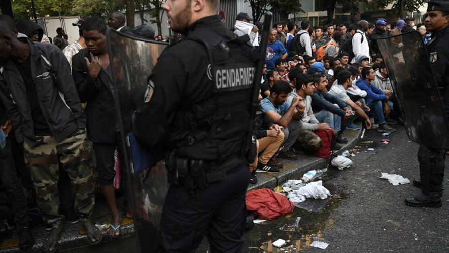 Des migrants sont rassemblés avant leur évacuation, le 16 septembre 2016, à Paris